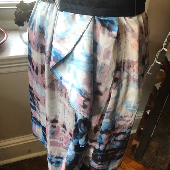 Abstract v-neck mini dress w/black belt - Picture 4 of 7